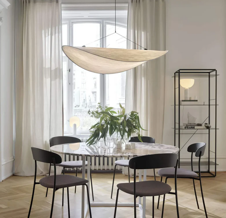 Plafonnier soie artisanal, design unique.  Éclairage doux et chaleureux.  Métal & soie.