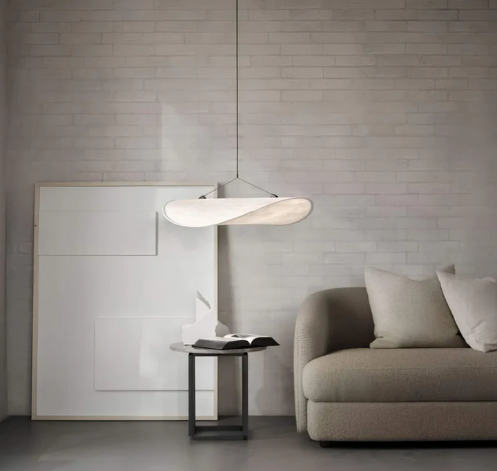 Plafonnier soie artisanal, design unique.  Éclairage doux et chaleureux.  Métal & soie.