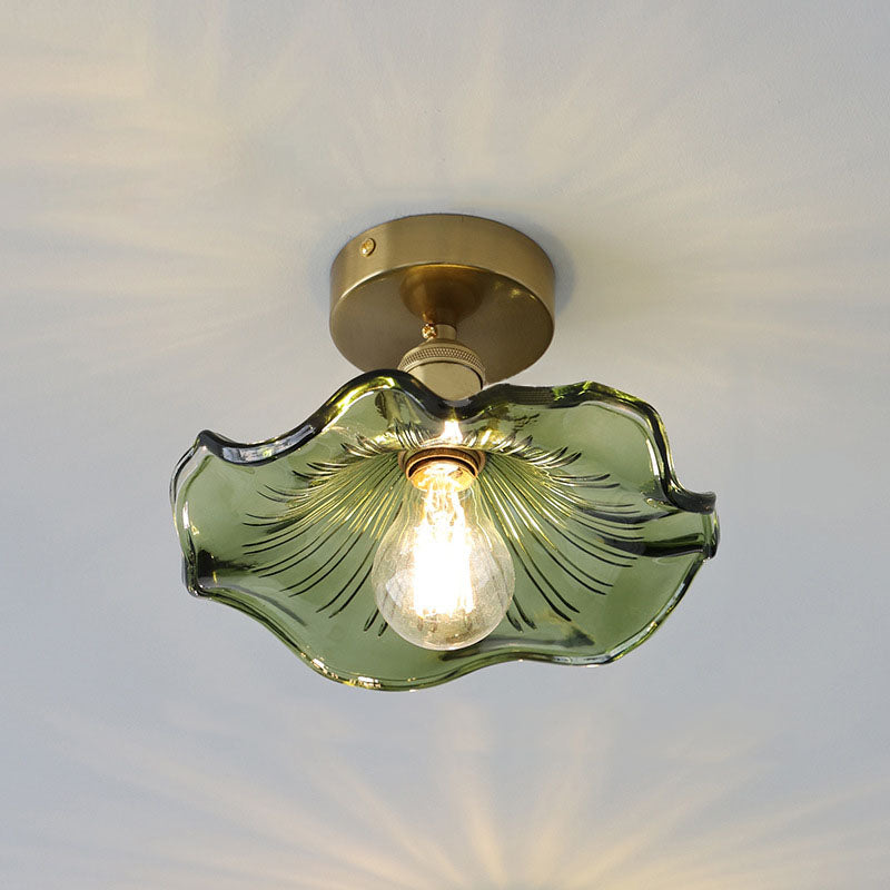 Plafonnier verre forme hibiscus. Design élégant et moderne. Luminaire chic pour intérieur.