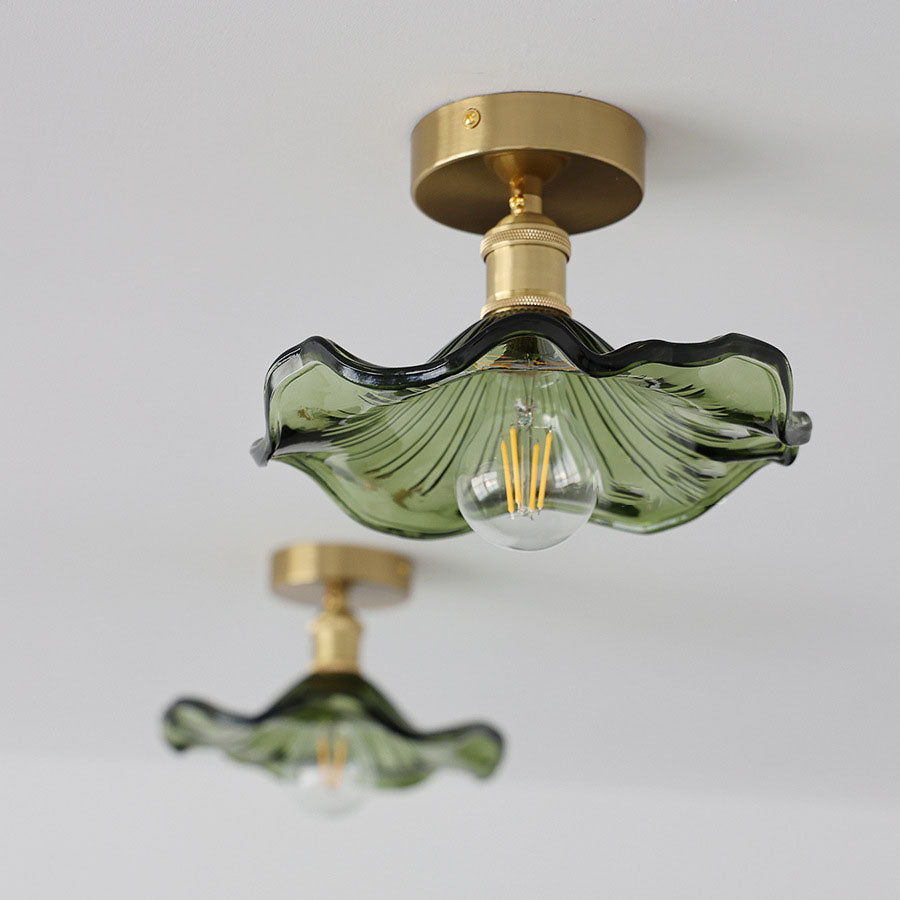 Plafonnier verre forme hibiscus. Design élégant et moderne. Luminaire chic pour intérieur.