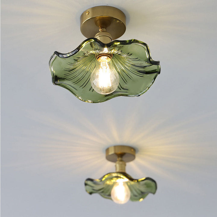 Plafonnier verre forme hibiscus. Design élégant et moderne. Luminaire chic pour intérieur.