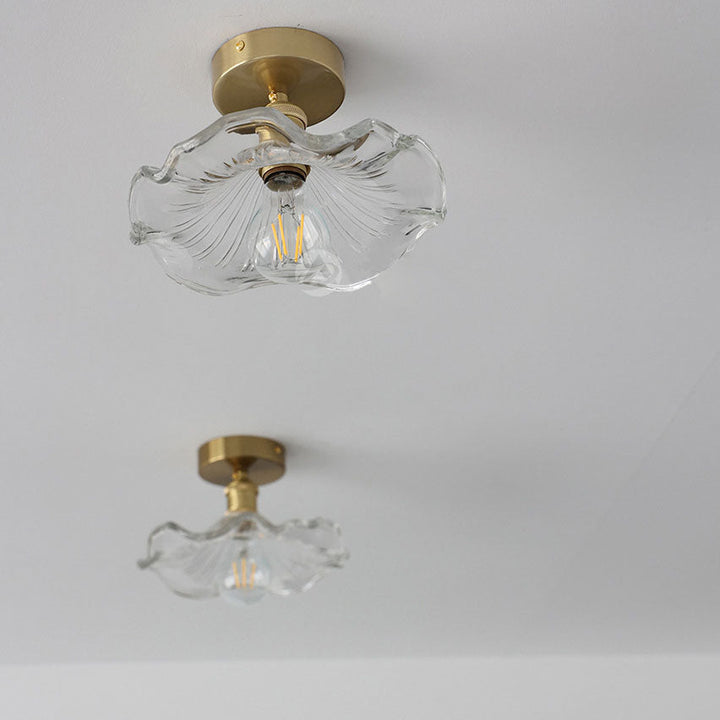 Plafonnier verre forme hibiscus. Design élégant et moderne. Luminaire chic pour intérieur.