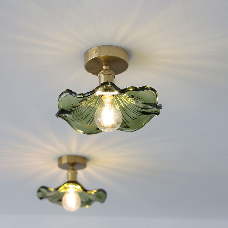 Plafonnier verre forme hibiscus. Design élégant et moderne. Luminaire chic pour intérieur.
