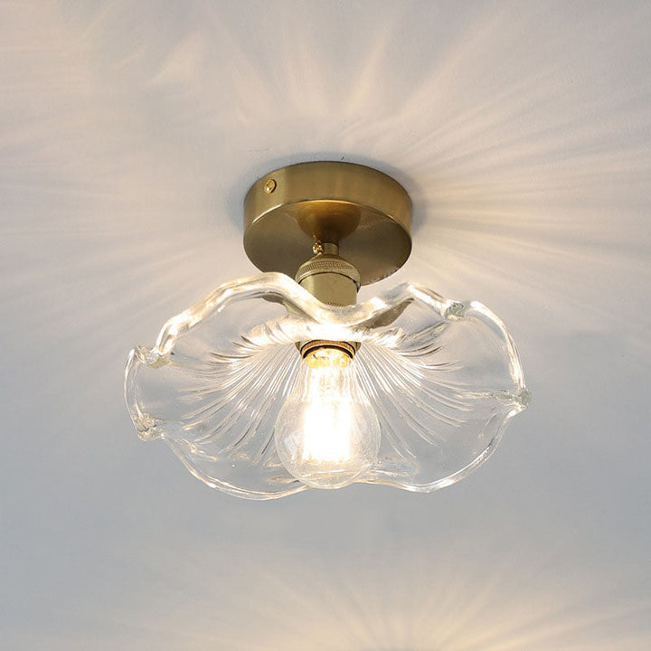Plafonnier verre forme hibiscus. Design élégant et moderne. Luminaire chic pour intérieur.
