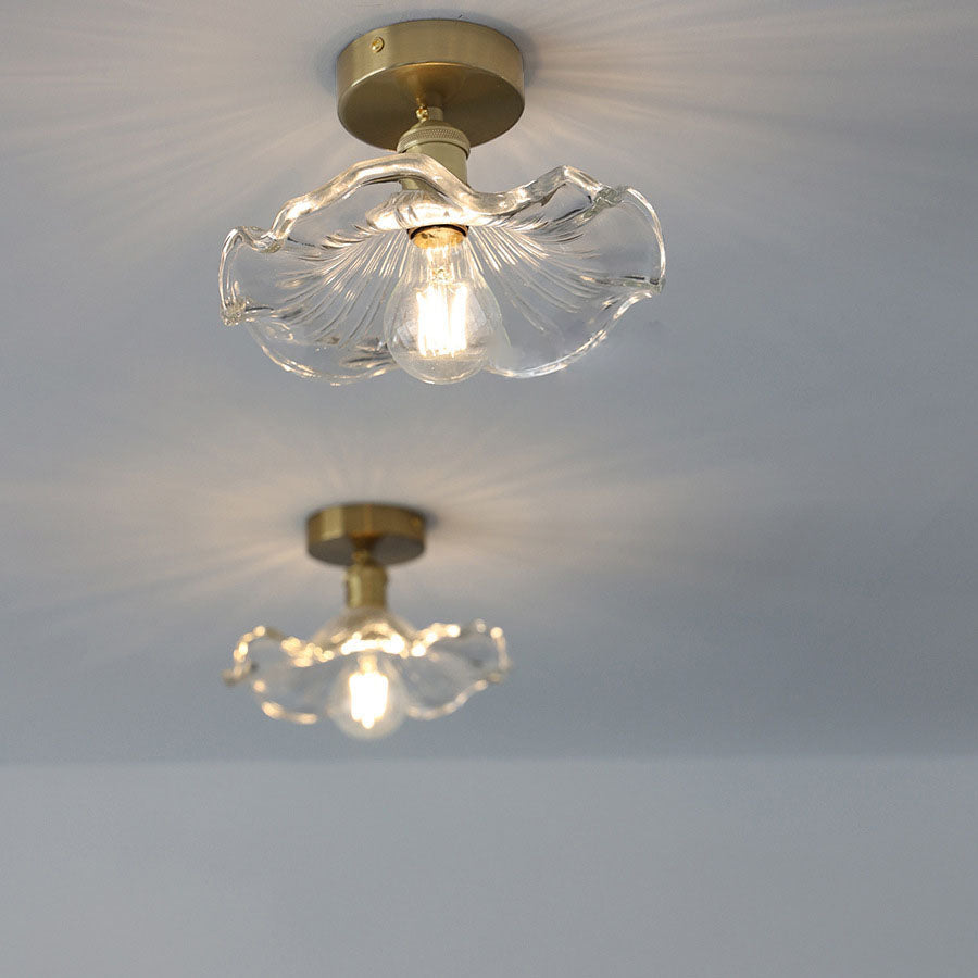 Plafonnier verre forme hibiscus. Design élégant et moderne. Luminaire chic pour intérieur.