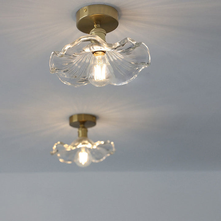 Plafonnier verre forme hibiscus. Design élégant et moderne. Luminaire chic pour intérieur.
