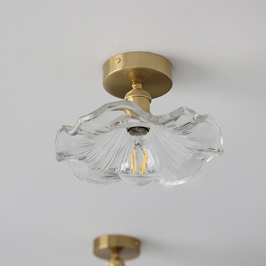 Plafonnier verre forme hibiscus. Design élégant et moderne. Luminaire chic pour intérieur.