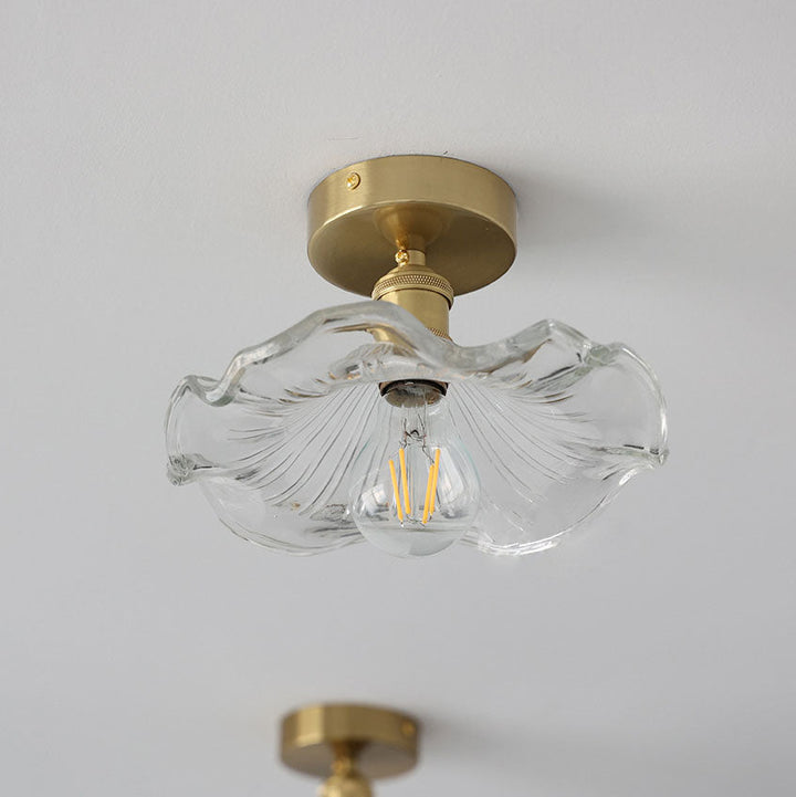 Plafonnier verre forme hibiscus. Design élégant et moderne. Luminaire chic pour intérieur.