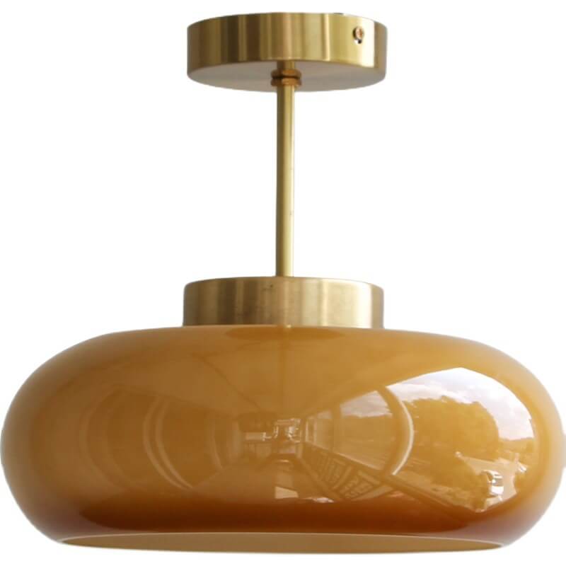 Plafonnier vintage en laiton avec dôme en verre jaune, design rétro élégant offrant une ambiance chaleureuse et accueillante.