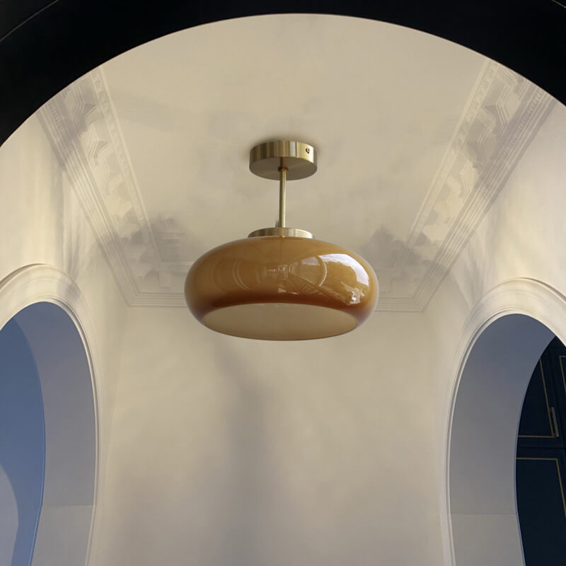 Plafonnier vintage en laiton avec dôme en verre jaune, design rétro élégant offrant une ambiance chaleureuse et accueillante.