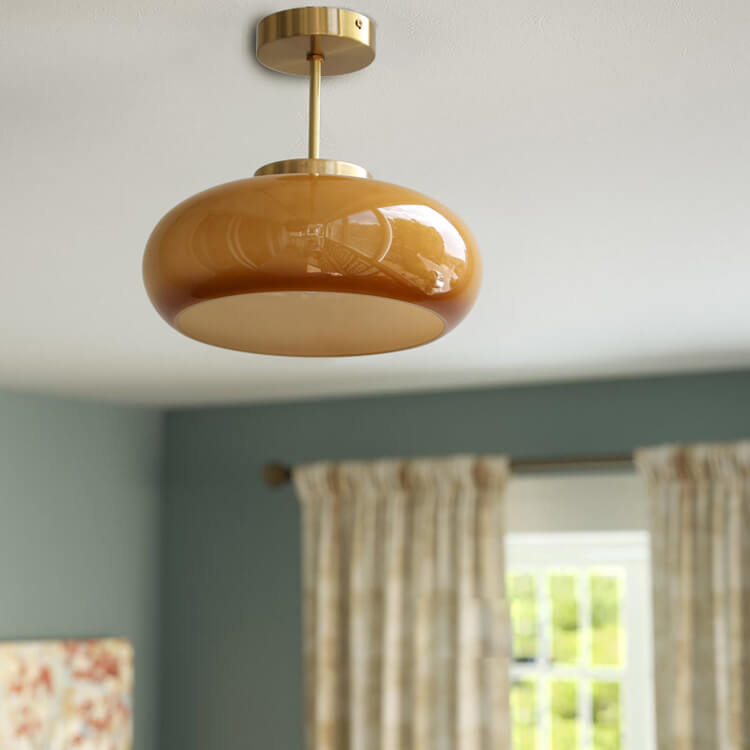 Plafonnier vintage en laiton avec dôme en verre jaune, design rétro élégant offrant une ambiance chaleureuse et accueillante.