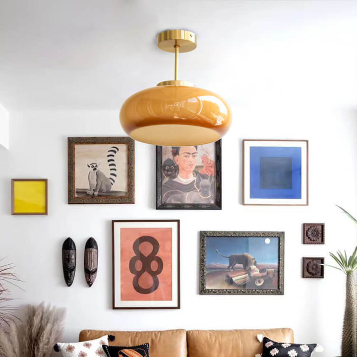 Plafonnier vintage en laiton avec dôme en verre jaune, design rétro élégant offrant une ambiance chaleureuse et accueillante.