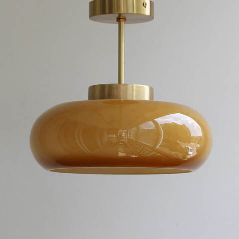 Plafonnier vintage en laiton avec dôme en verre jaune, design rétro élégant offrant une ambiance chaleureuse et accueillante.