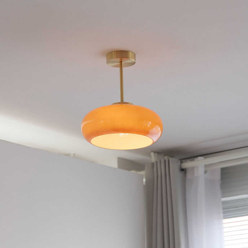 Plafonnier vintage en laiton avec dôme en verre jaune, design rétro élégant offrant une ambiance chaleureuse et accueillante.