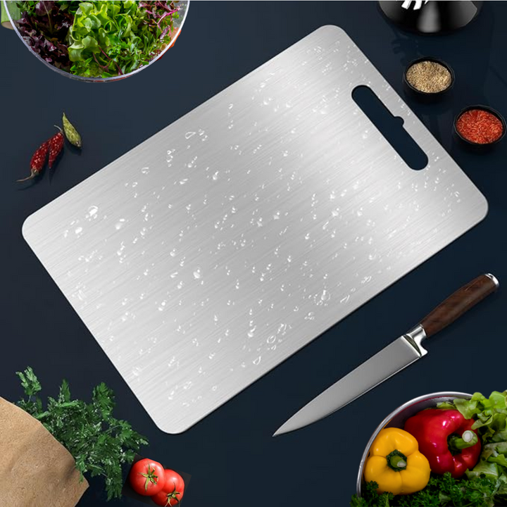 Planche à découper titane antibactérienne, durable et élégante.  Hygiène et résistance optimales.