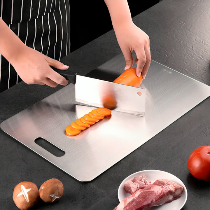 Planche à découper titane antibactérienne, durable et élégante.  Hygiène et résistance optimales.