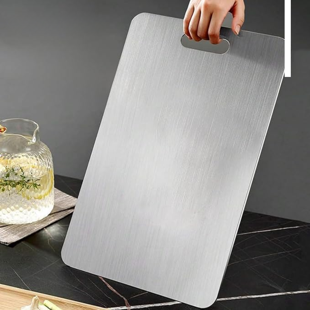 Planche à découper titane antibactérienne, durable et élégante.  Hygiène et résistance optimales.