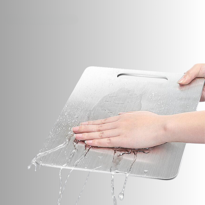 Planche à découper titane antibactérienne, durable et élégante.  Hygiène et résistance optimales.