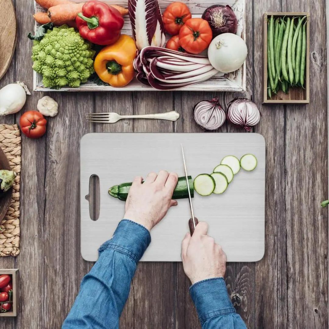 Planche à découper titane, robuste et hygiénique.  Surface lisse, design moderne pour cuisine.