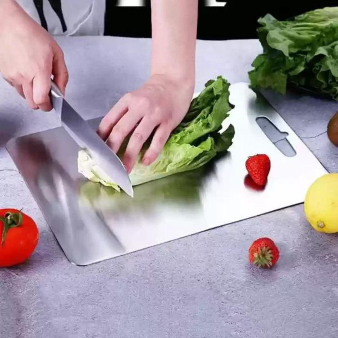 Planche à découper titane, robuste et hygiénique.  Surface lisse, design moderne pour cuisine.