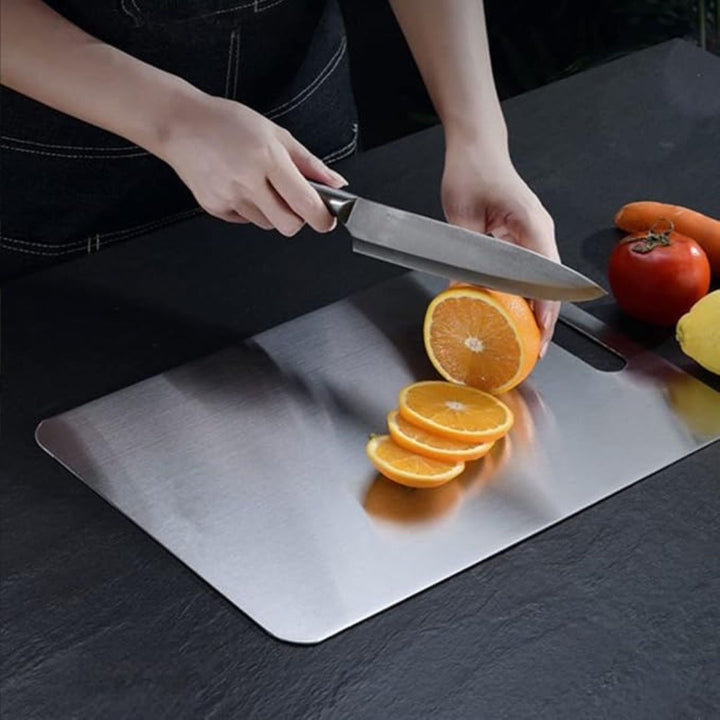 Planche à découper titane, robuste et hygiénique.  Surface lisse, design moderne pour cuisine.