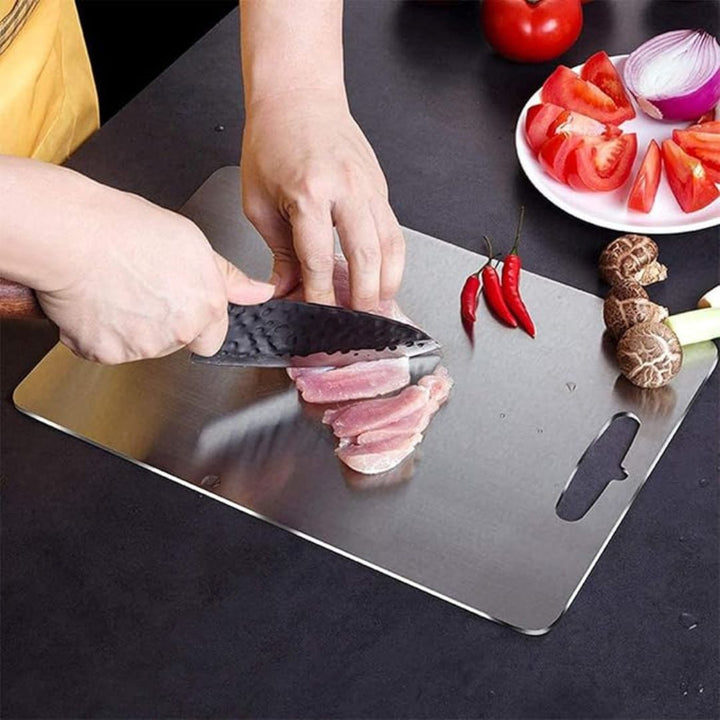 Planche à découper titane, robuste et hygiénique.  Surface lisse, design moderne pour cuisine.