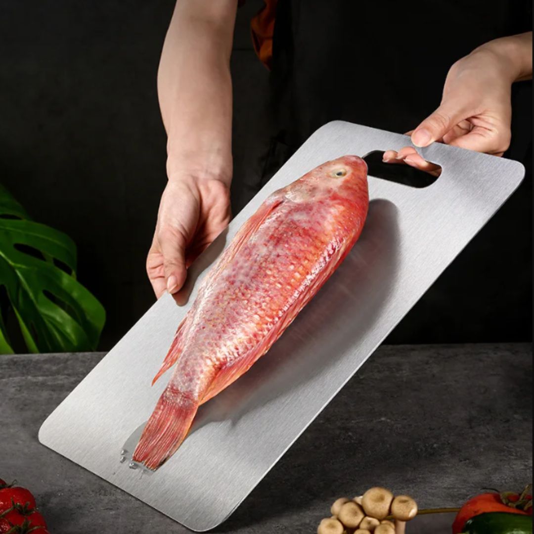 Planche à découper titane, robuste et hygiénique.  Surface lisse, design moderne pour cuisine.