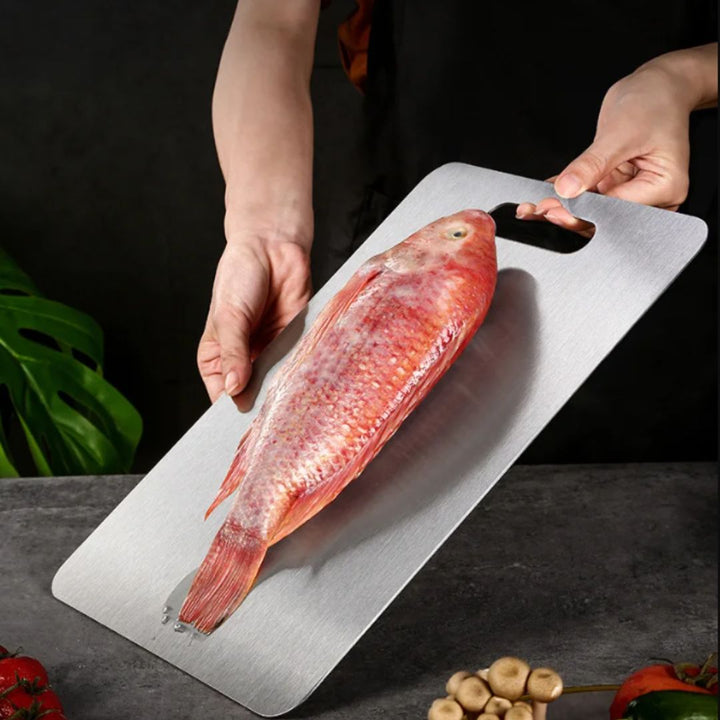 Planche à découper titane, robuste et hygiénique.  Surface lisse, design moderne pour cuisine.