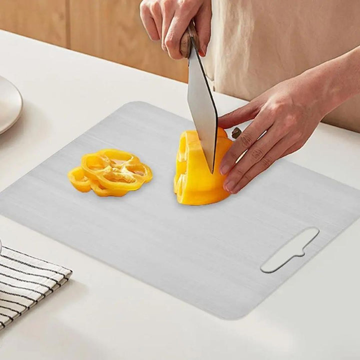 Planche à découper titane, robuste et hygiénique.  Surface lisse, design moderne pour cuisine.