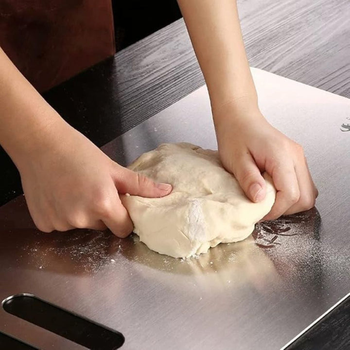 Planche à découper titane, robuste et hygiénique.  Surface lisse, design moderne pour cuisine.
