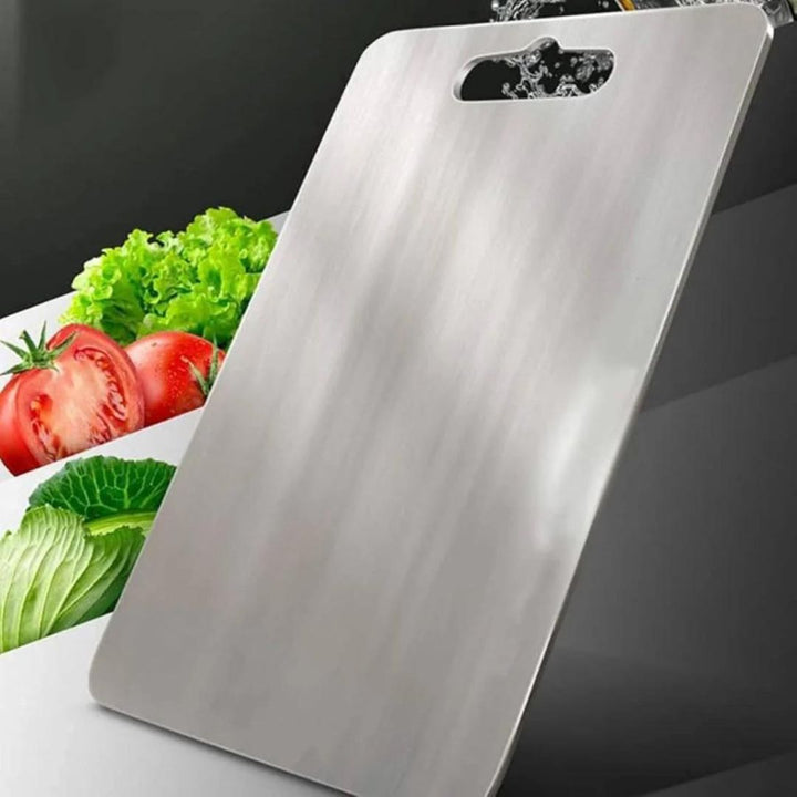 Planche à découper titane, robuste et hygiénique.  Surface lisse, design moderne pour cuisine.