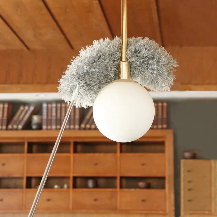 "Plumeau incurvé lavable en microfibre, tête flexible, poignée inox, nettoyage facile et pratique, gris moderne."