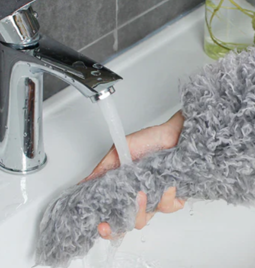 "Plumeau incurvé lavable en microfibre, tête flexible, poignée inox, nettoyage facile et pratique, gris moderne."