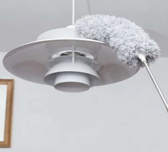 "Plumeau incurvé lavable en microfibre, tête flexible, poignée inox, nettoyage facile et pratique, gris moderne."