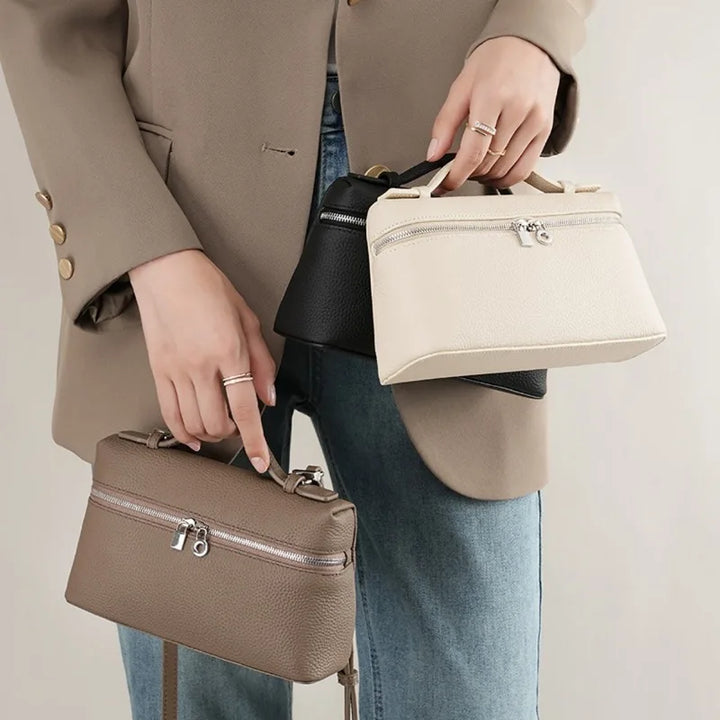 Détail texture similicuir : pochette bandoulière chic femme, sac de soirée compact élégant et multi-couleur.