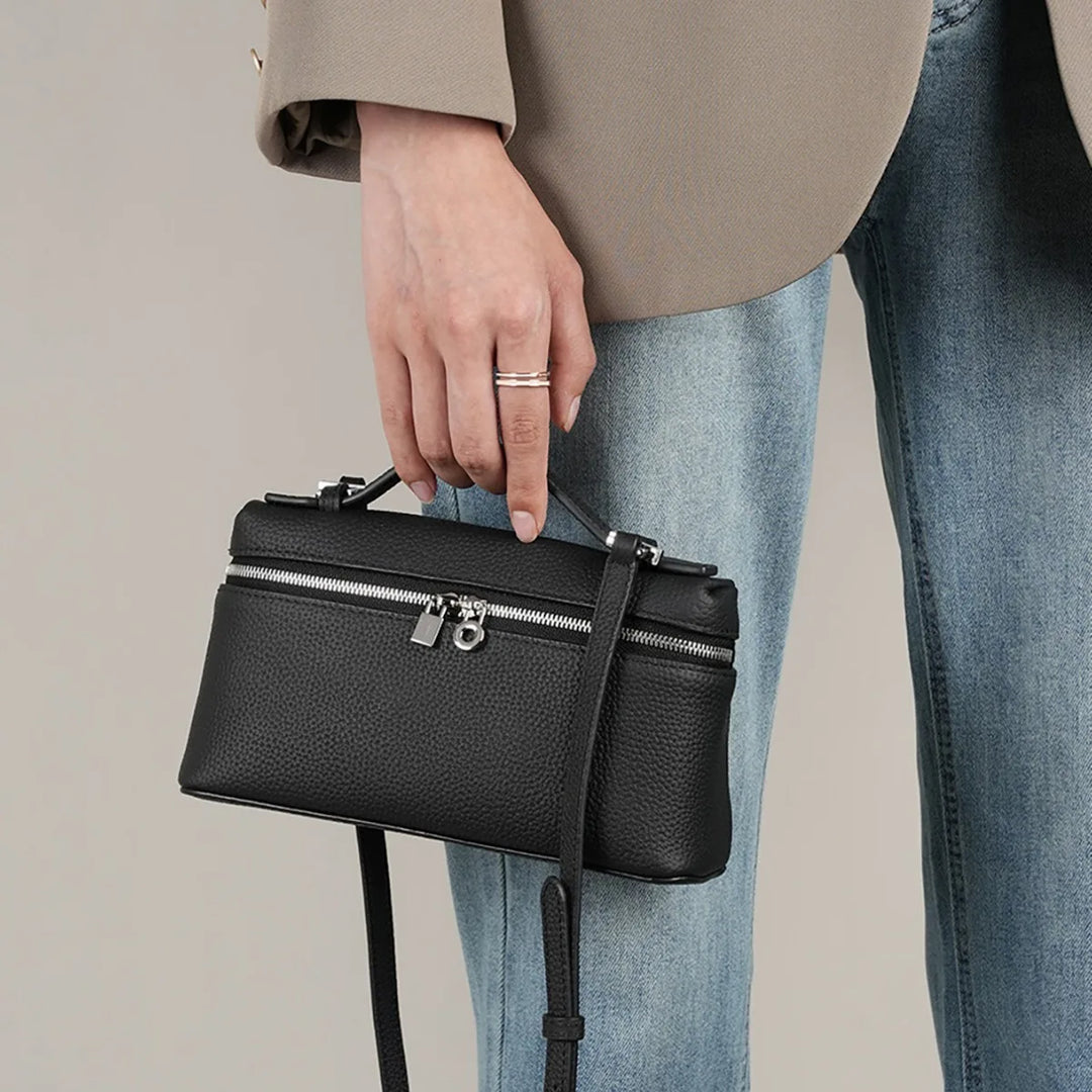 Pochette chic multi-couleur pour femme, idéale comme sac de soirée compact ou accessoire de mode raffiné.