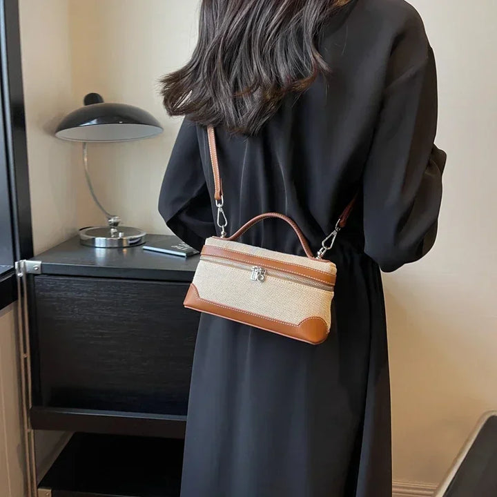 Pochette bandoulière femme élégante en similicuir noir, idéale pour soirée ou quotidien.