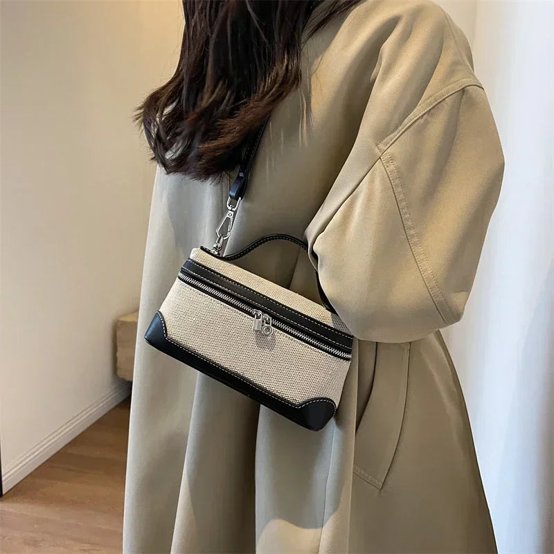 Sac bandoulière femme polyvalent beige avec détails dorés, parfait pour la mode urbaine.
