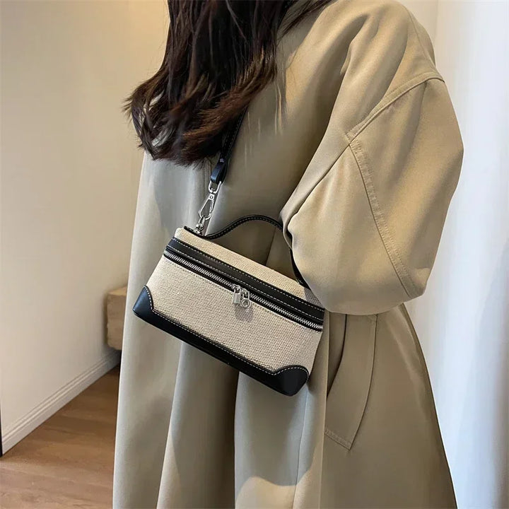 Sac bandoulière femme polyvalent beige avec détails dorés, parfait pour la mode urbaine.