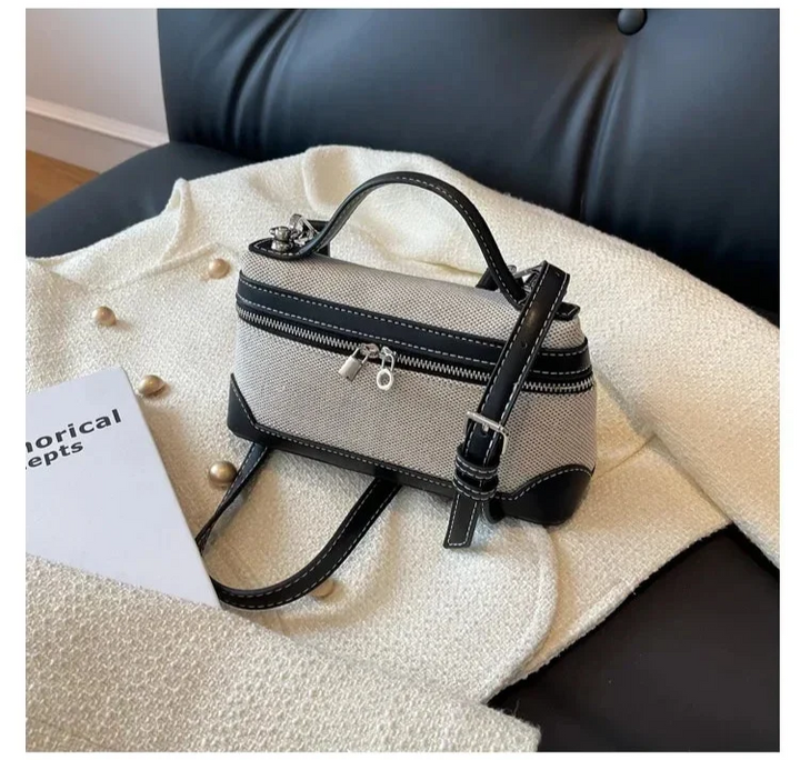 Sac bandoulière femme élégant bleu marine, pochette polyvalente pour un look sophistiqué.