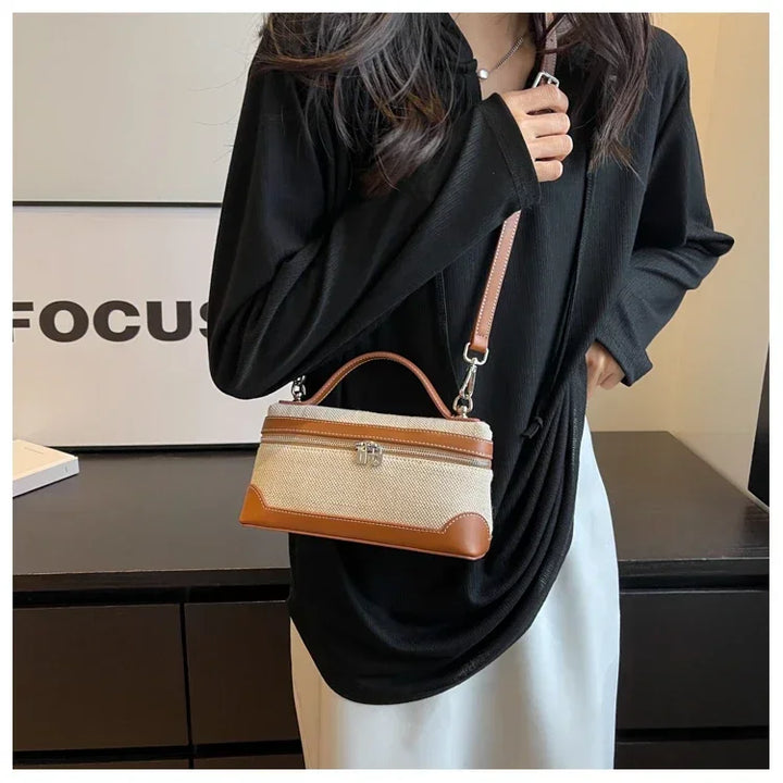 Sac femme élégant en toile avec bandoulière réglable, parfait pour un usage quotidien polyvalent.