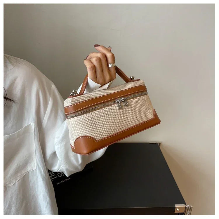 Pochette bandoulière femme noire, accessoire de mode intemporel pour un style élégant et pratique.