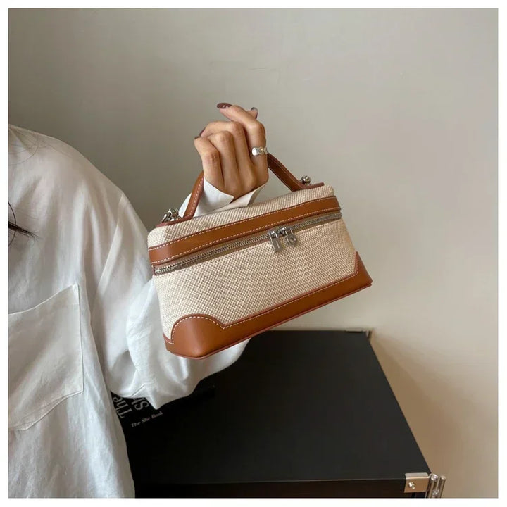 Pochette bandoulière femme noire, accessoire de mode intemporel pour un style élégant et pratique.