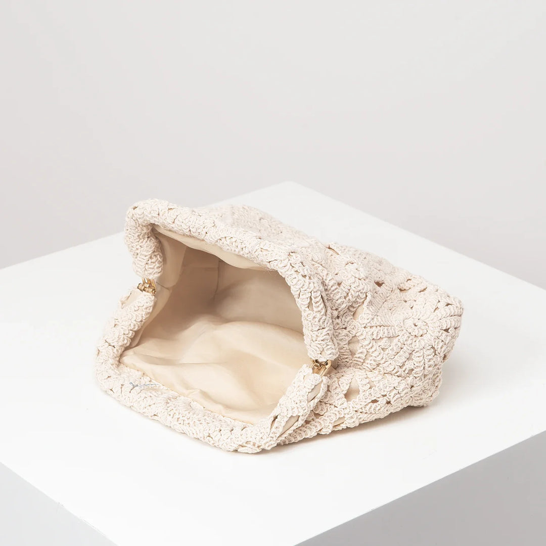 Accessoire pochette bohème Azalea femme, sac main chic, tissu élégant, tendance pour soirées.