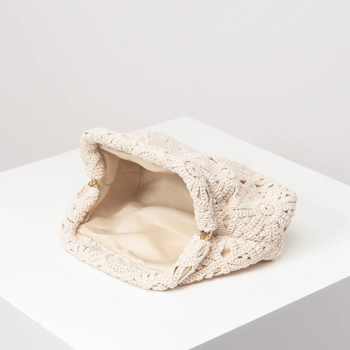 Accessoire pochette bohème Azalea femme, sac main chic, tissu élégant, tendance pour soirées.