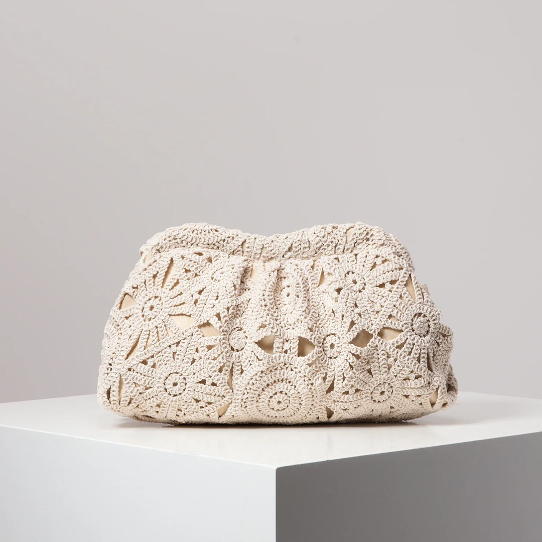 Pochette bohème chic en crochet écru pour femme, idéale mariage et cérémonie d'été. Accessoire élégant.