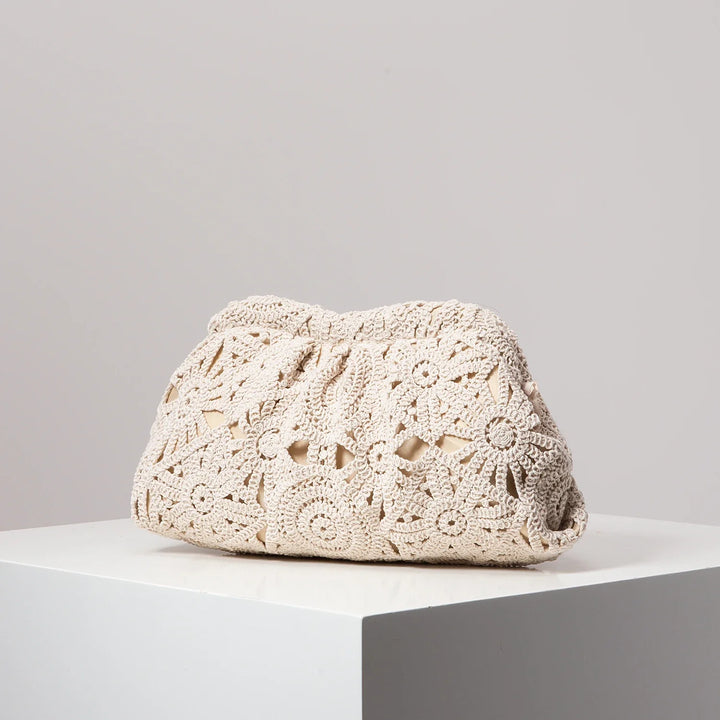 Détail pochette femme bohème écru en crochet tressé, avec fermoir élégant. Parfaite pour soirée ou mariage chic.