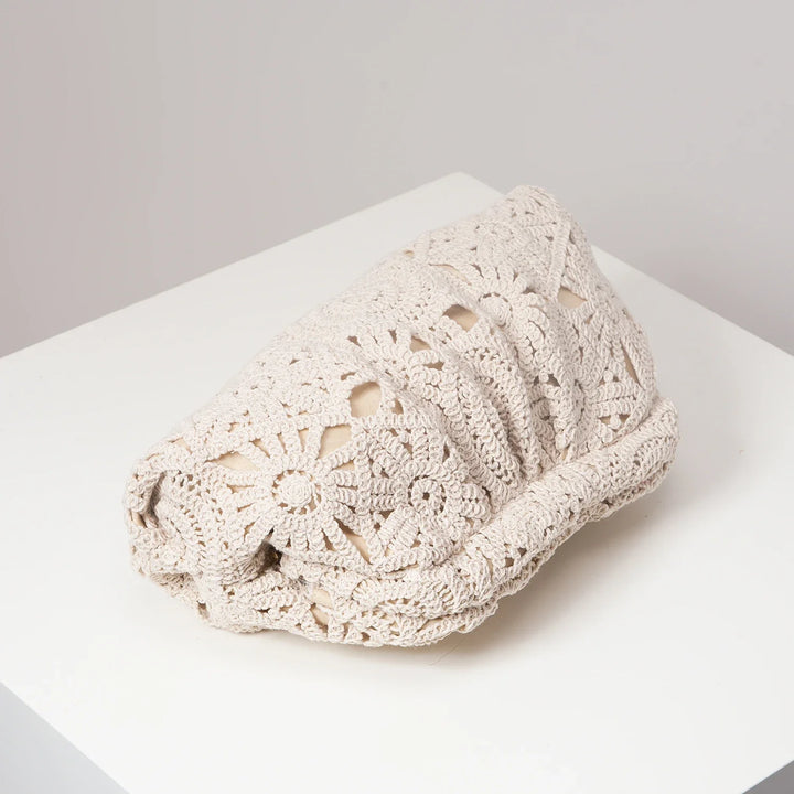 Élégante pochette femme style bohème chic en couleur écru. Accessoire idéal pour mariage, cérémonie ou soirée d'été.