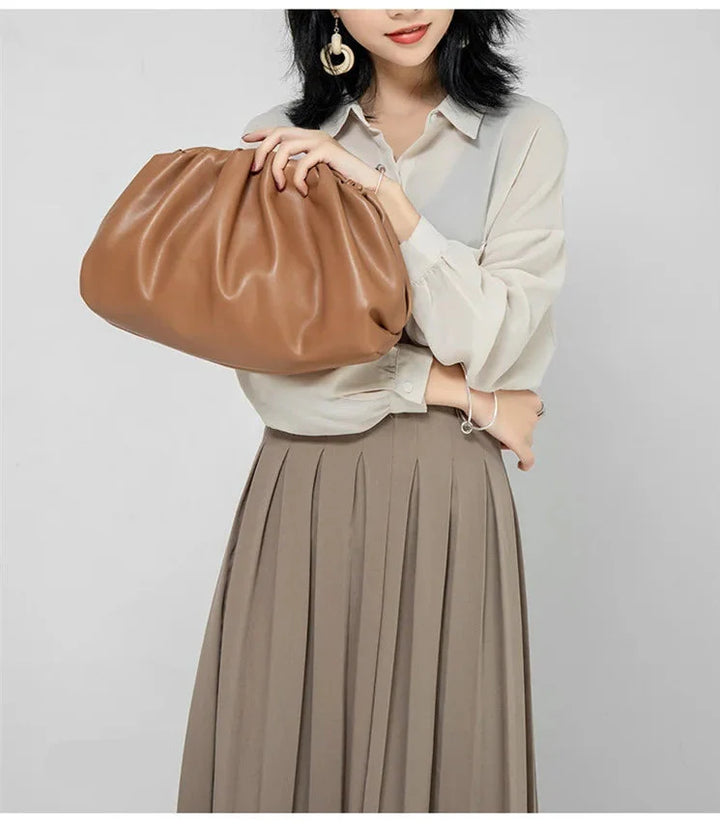 Pochette femme moderne, avec compartiments internes, idéale pour organiser vos essentiels de soirée.