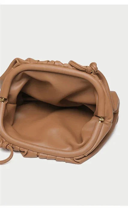 Pochette de soirée femme, en simili cuir de qualité, un accessoire élégant et compact.